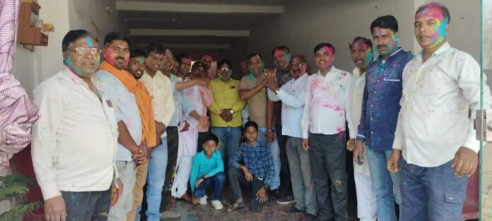 Barhi News- Holi meeting ceremony of Prajapati Samaj, applied gulal to each other, gave best wishes