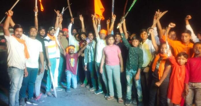 Barhi News- First Mangala procession concluded peacefully in Kariatpur, area echoed with slogans of Jai Shri Ram.