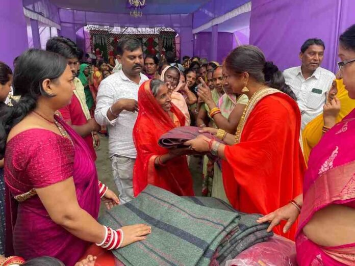 BJP leader Shefali Gupta organized a Daridra Narayan Bhojan and blanket and clothing distribution program