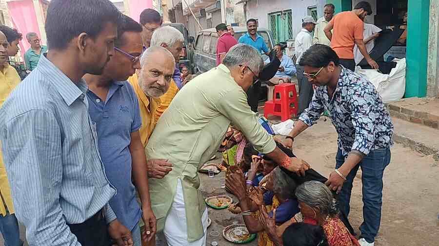 बड़ा बाजार दुर्गा पुजा महासमिति के द्वारा दरिद्र नारायण सेवा का हुआ आयोजन