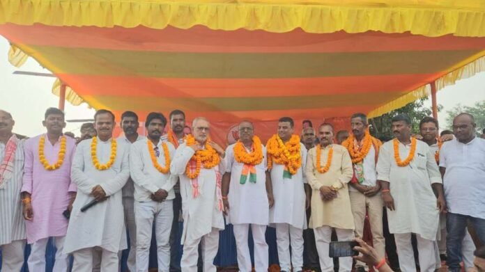 Chauparan: Congress stalwarts join BJP, former MLA welcomes them