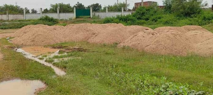 Sand has been dumped on a large scale near the Barki river in Kanhachatti market