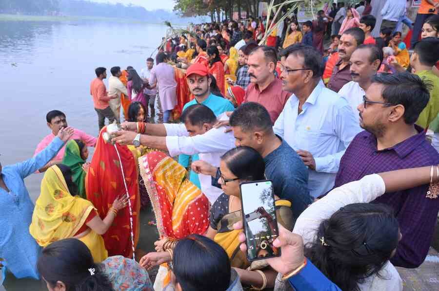 छठ महापर्व पर हजारीबाग झील घाट पहुंचे मुन्ना सिंह, सूर्य भगवान को नमन कर जिले की खुशहाली की कामना की