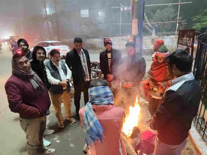 Hazaribagh News: ठंड से राहत के लिए Hazaribagh Youth Wing ने पुराना बस स्टैंड पर अलाव की व्यवस्था की