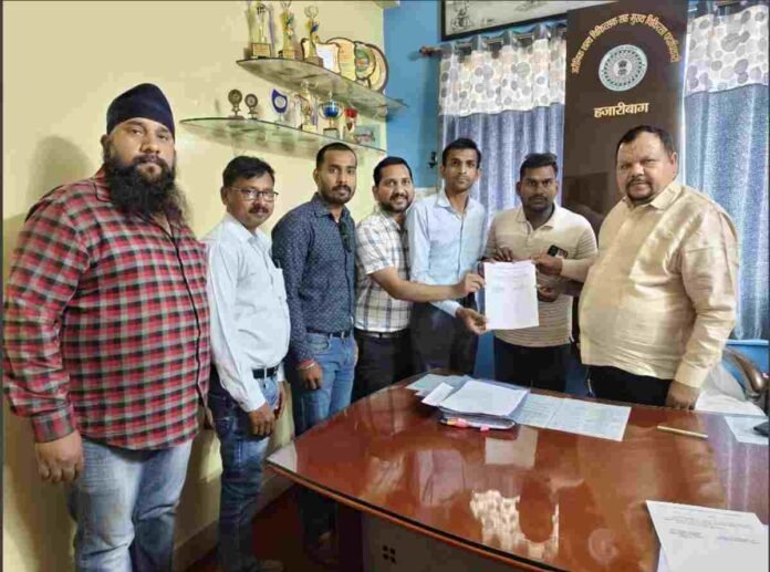 Civil Surgeon Dr. S.P. Singh honored Hazaribagh Youth Wing, praised the achievement of collecting 221 units of blood