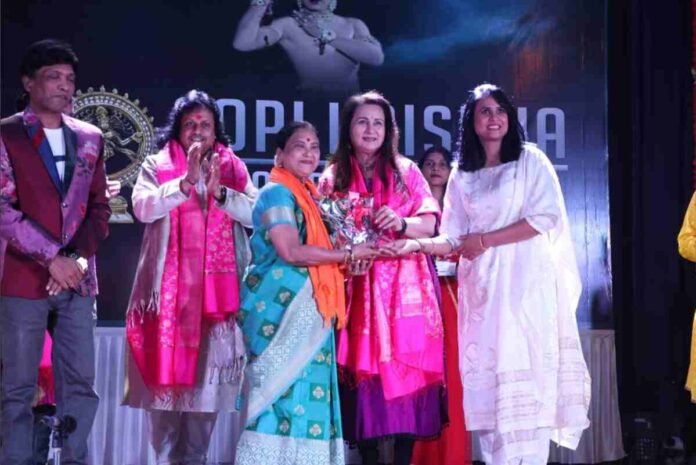 Poonam Dhillon was honoured with the Nataraja Gopikrishna Tradition Award by Kirron Sharma