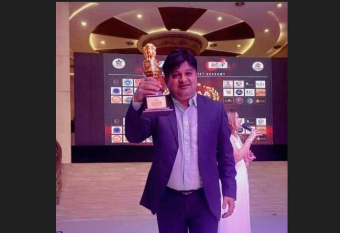 उप मुख्यमंत्री ब्रजेश पाठक ने आशीष महेश्वरी को अवार्ड से सम्मानित किया