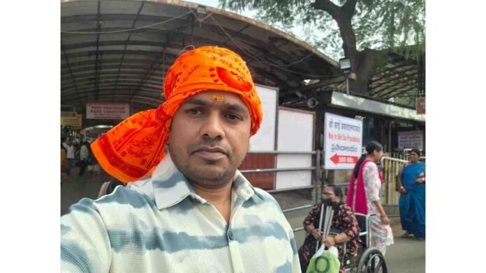 शिर्डी में साईं बाबा के दर्शन करने पहुँचे धीरज सिंह कुशवाहा और संजय भूषण पटियाला!