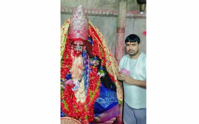 फिल्म प्रचारक संजय भूषण पटियाला तारापीठ धाम में मां तारा के मंदिर में आशीर्वाद और चुनरी लेते हुए