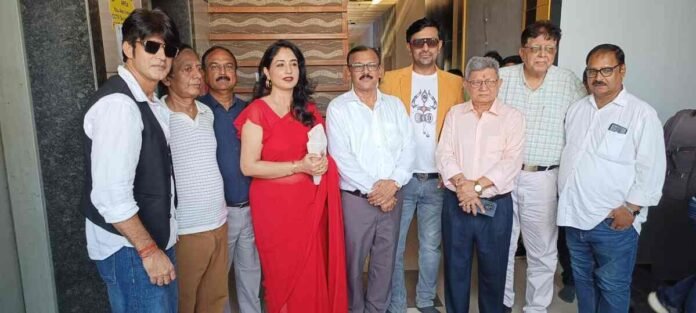 भोजपुरी फिल्म 'यार तोहपे कुर्बान' का मुंबई में भव्य मुहूर्त, अगले महीने से गोरखपुर में शुरू होगी शूटिंग